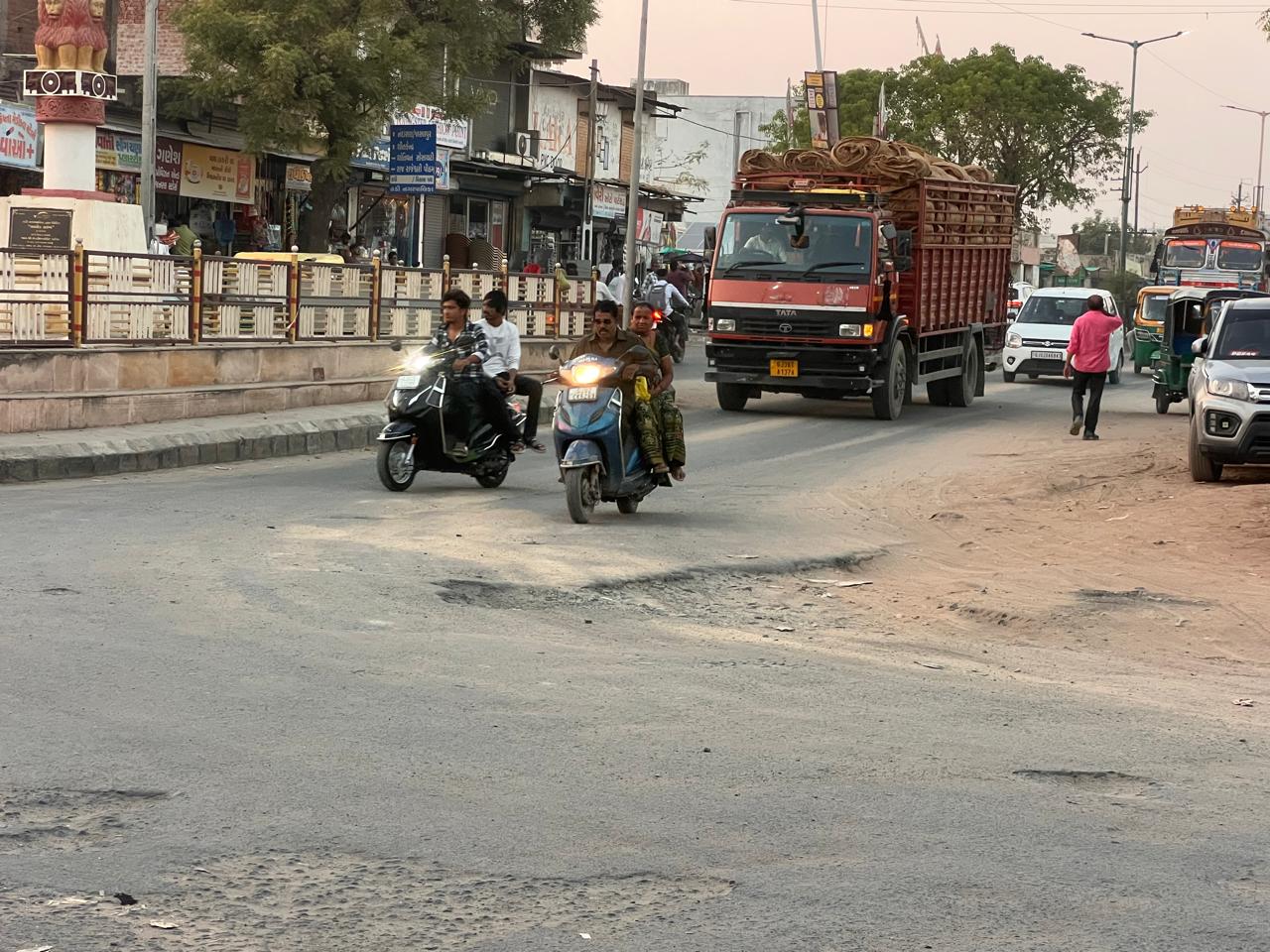 કડી હાઇવે પર R&B વિભાગના અધિકારી વાહન લઇ ક્યારે નીકળશે?