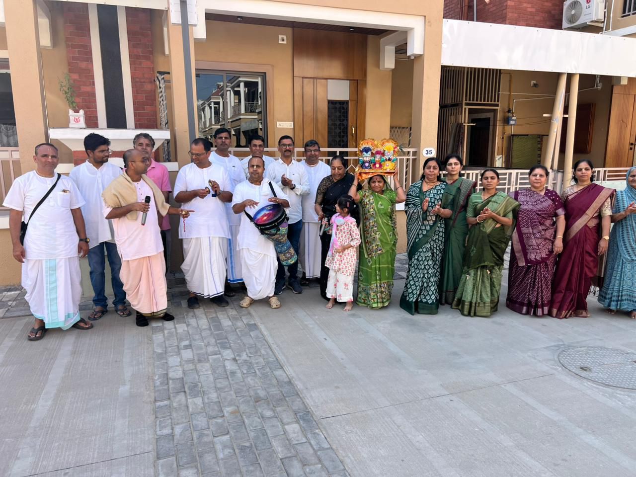 હરે કૃષ્ણ મંદિર ભાડજ દ્વારા કડી માં ભાગવત ગીતા ના વિતરણ તેમજ ઘરે ઘરે કીર્તન નું આયોજન.