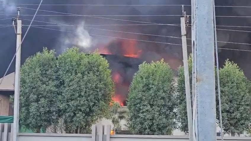 કડી નજીક મણિપુર-કરશનપુરા રોડ પરની પોલિમર્સ કંપનીમાં ભીષણ આગ