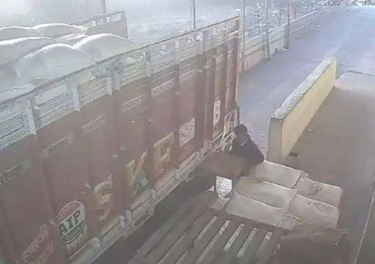 કડીમાં ઈન્દ્રાડ ગામમા પ્રાઈવેટ કંપનીમા પિતા દ્રારા ટ્રક રિવર્સ લેતા પુત્ર નુ કરુણ મોત.