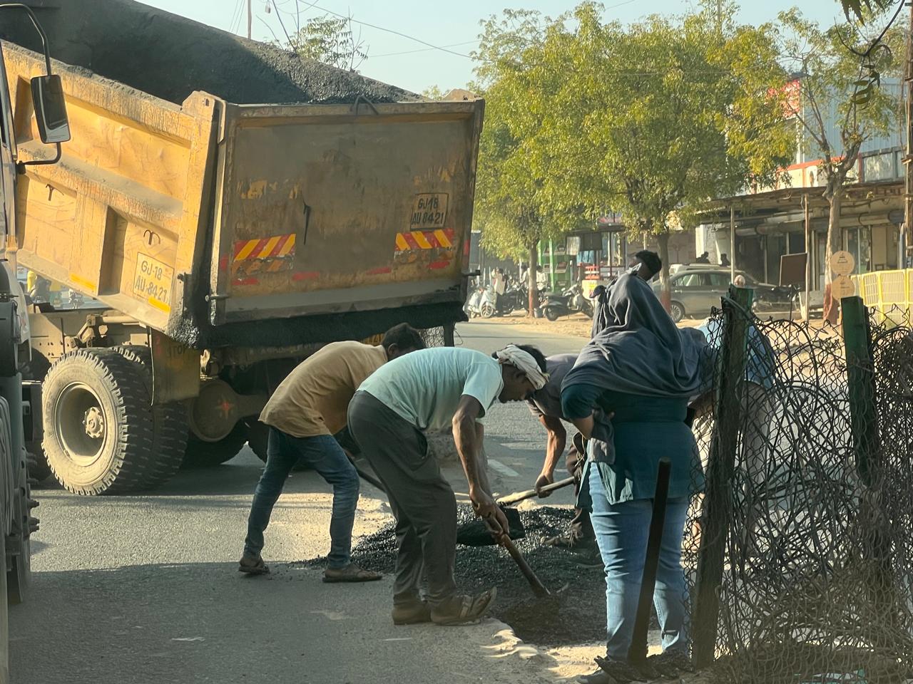 મુખ્યમંત્રી આવે ત્યારે જ જાગે આર એન્ડ બી? કડી–છત્રાલ રોડની વાસ્તવિકતા ઉઘાડી પાડતી તસવીર.