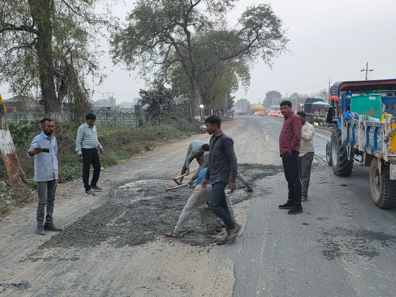 આખરે છેલ્લે તો પ્રજાના હીતનુ કામ ભાજપ કાર્યકર્તાઓએ કર્યું તો અધિકારીઓનું શુ કામ? તો શું અધિકારી શોભાના ગાંઠીયા સમાન જ છે કે શુ?