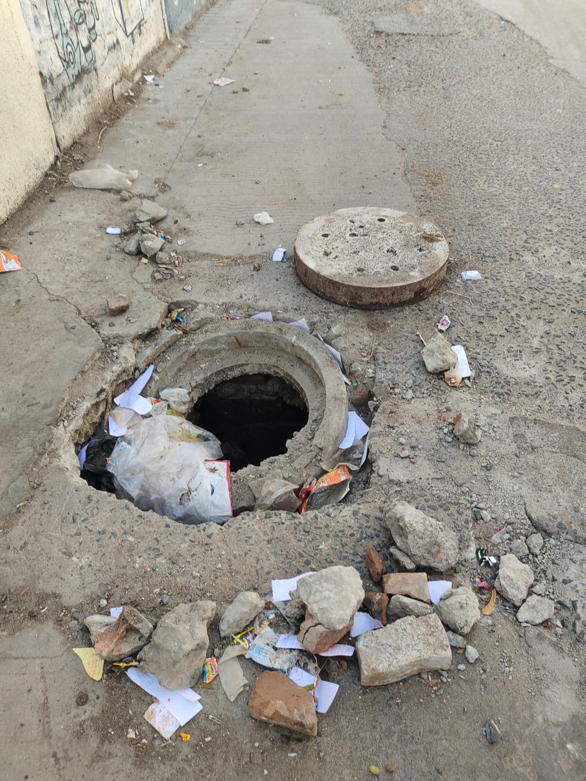 કડી મા દેત્રોજ રોડ પર મોતની ‘ખુલ્લી ગટરો’, પાલિકાના પાપે કોઈનો જીવ જશે તો જવાબદાર કોણ?