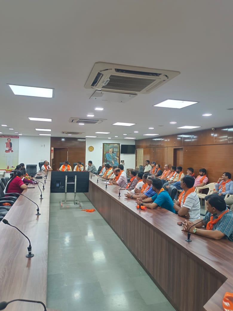 15 ઓગસ્ટ ને લઈને કડી શહેર મંડલ, કડી તાલુકા મંડલ મા યોજાનાર તિરંગા યાત્રા અને વિવિધ કાર્યક્રમ માટે ધારાસભ્ય રાજેન્દ્રભાઈ ચાવડા,પ્રભારી શ્રી ની ઉપસ્થિત મા હરઘર તિરંગા જન જન નો ઉત્સવ બનાવવા બેઠક યોજાઈ.