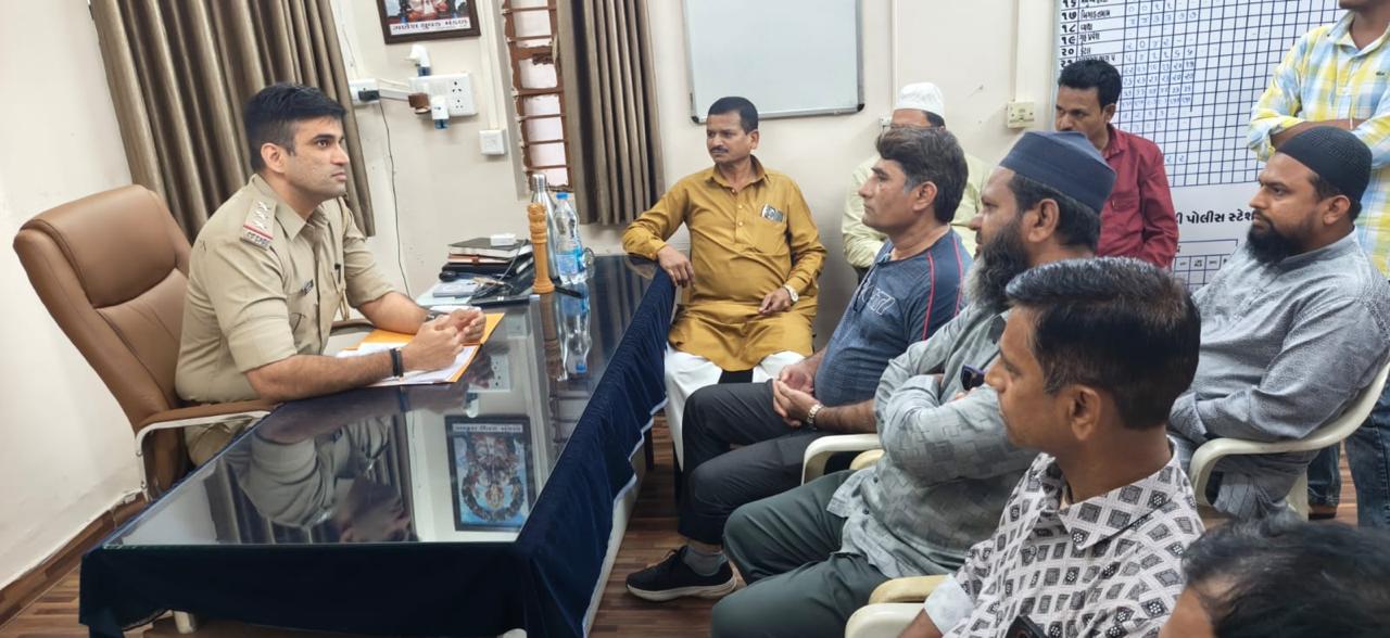 કડી માં ઇદ મિલાદ ને લઈને શાંતિ સમિતિ ની બેઠક પી.આઈ.એ.એસ. રબારી ના અધ્યક્ષસ્થાને યોજાઈ.