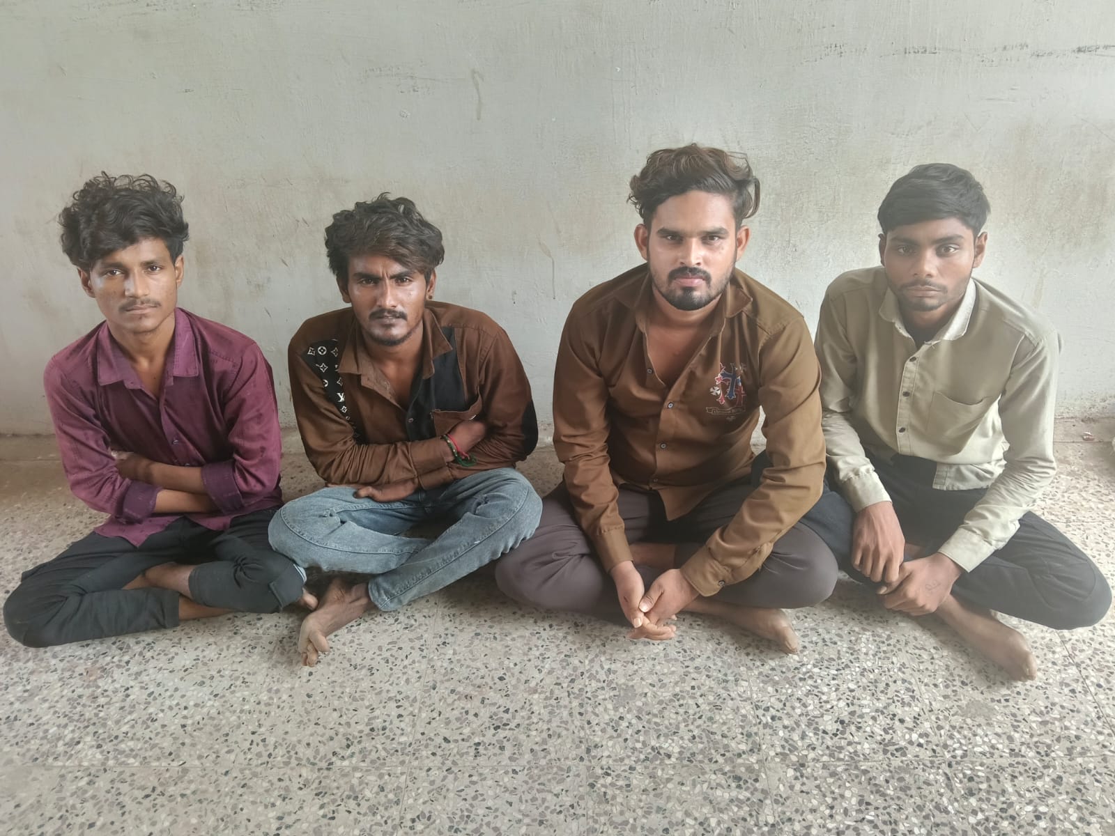 કડી પોલીસ સ્ટેશન હદ વિસ્તારમાં છરી ના ઈશારે લૂંટ ચલાવી આતંક મચાવનાર ટોળકી ને ઝડપી પાડી.